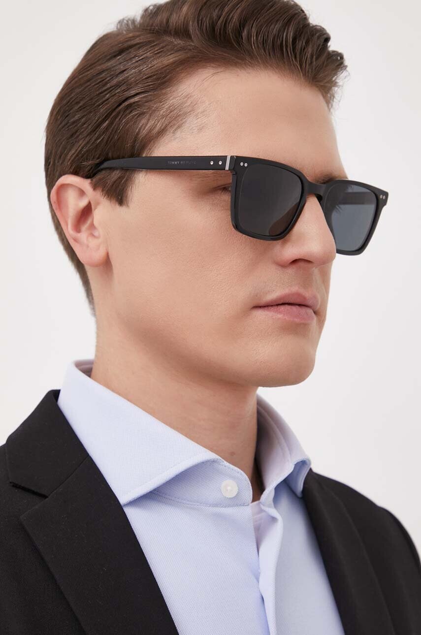 Levně Sluneční brýle Tommy Hilfiger pánské, černá barva