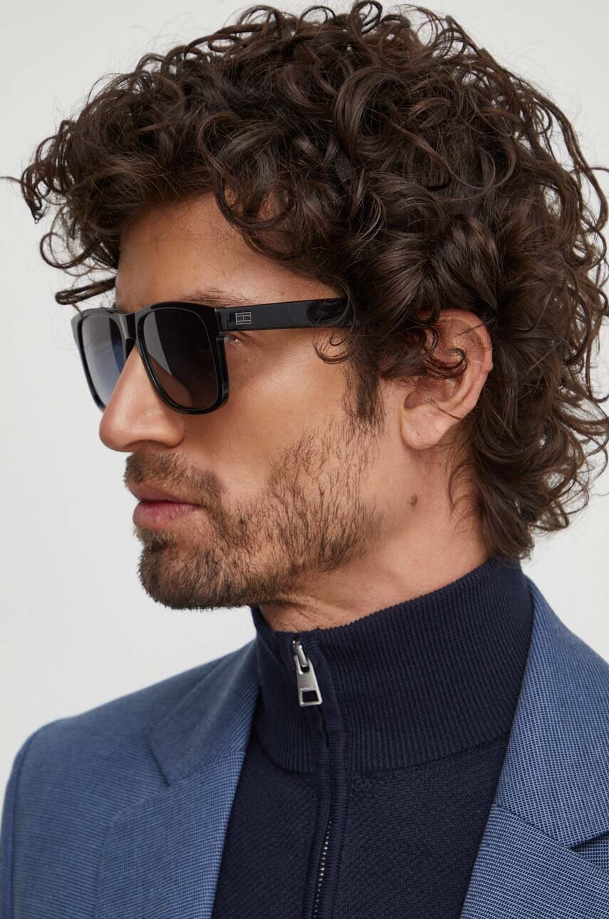 

Слънчеви очила Tommy Hilfiger в черно TH 2073/S, Черен