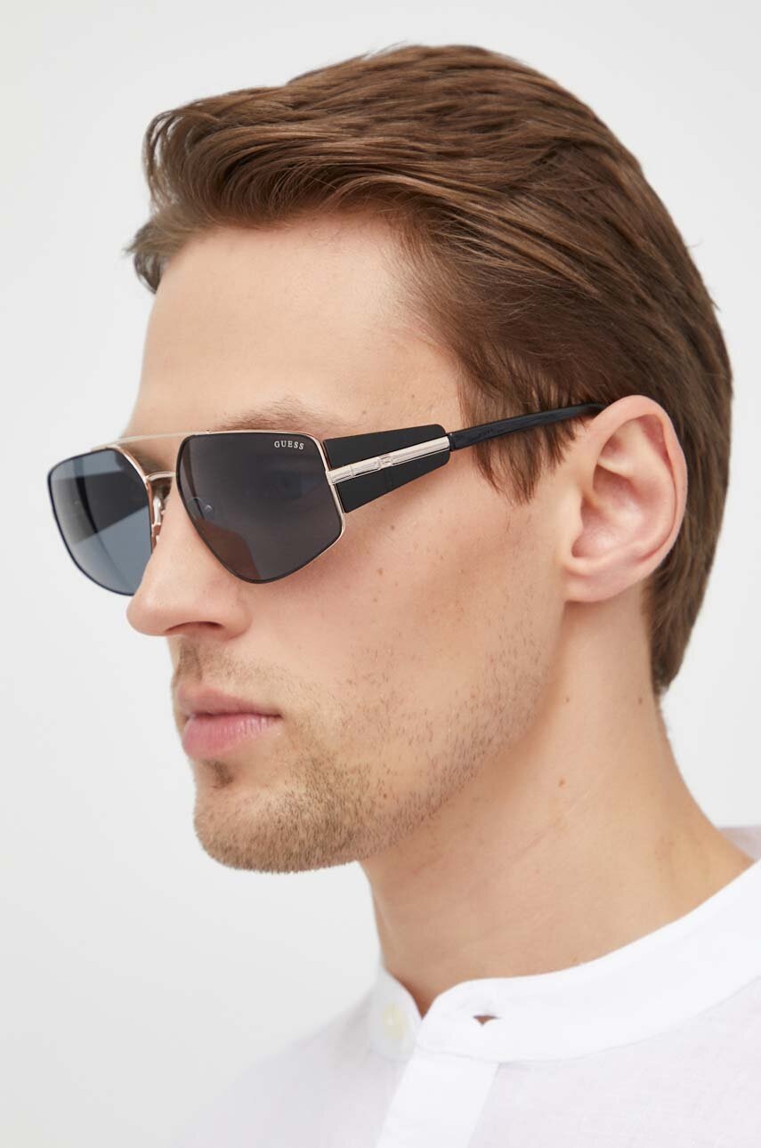 

Слънчеви очила Guess в черно GU00091_6105A, Черен