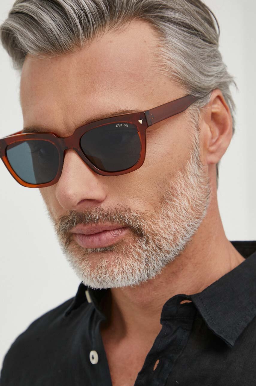 

Слънчеви очила Guess в кафяво GU8265_5344V, Кафяв