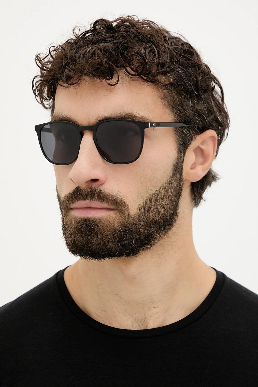 

Слънчеви очила Tommy Hilfiger мъжки в черно TH 2266/S, Черен