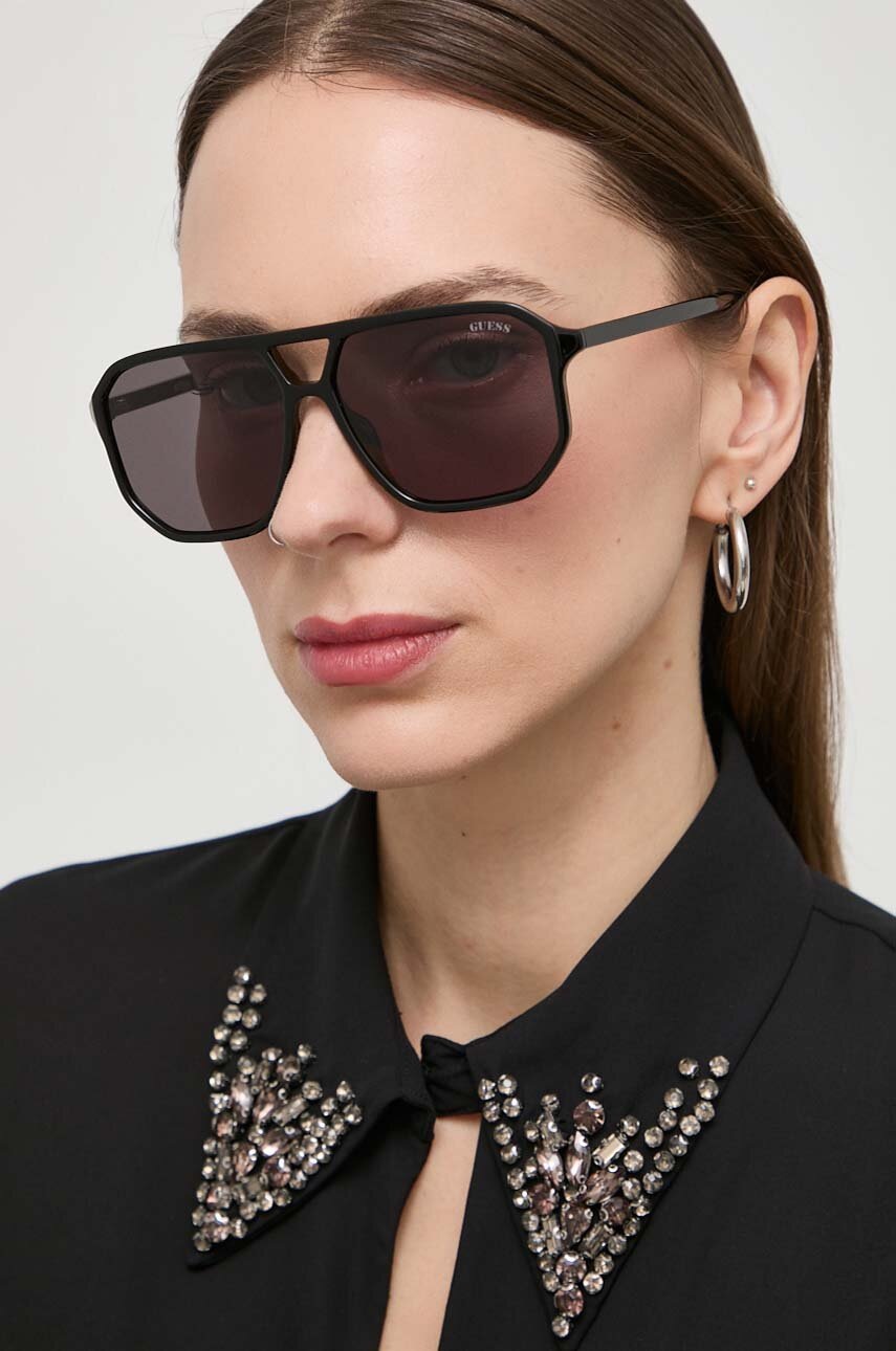 

Слънчеви очила Guess в черно GU8276_5801A, Черен