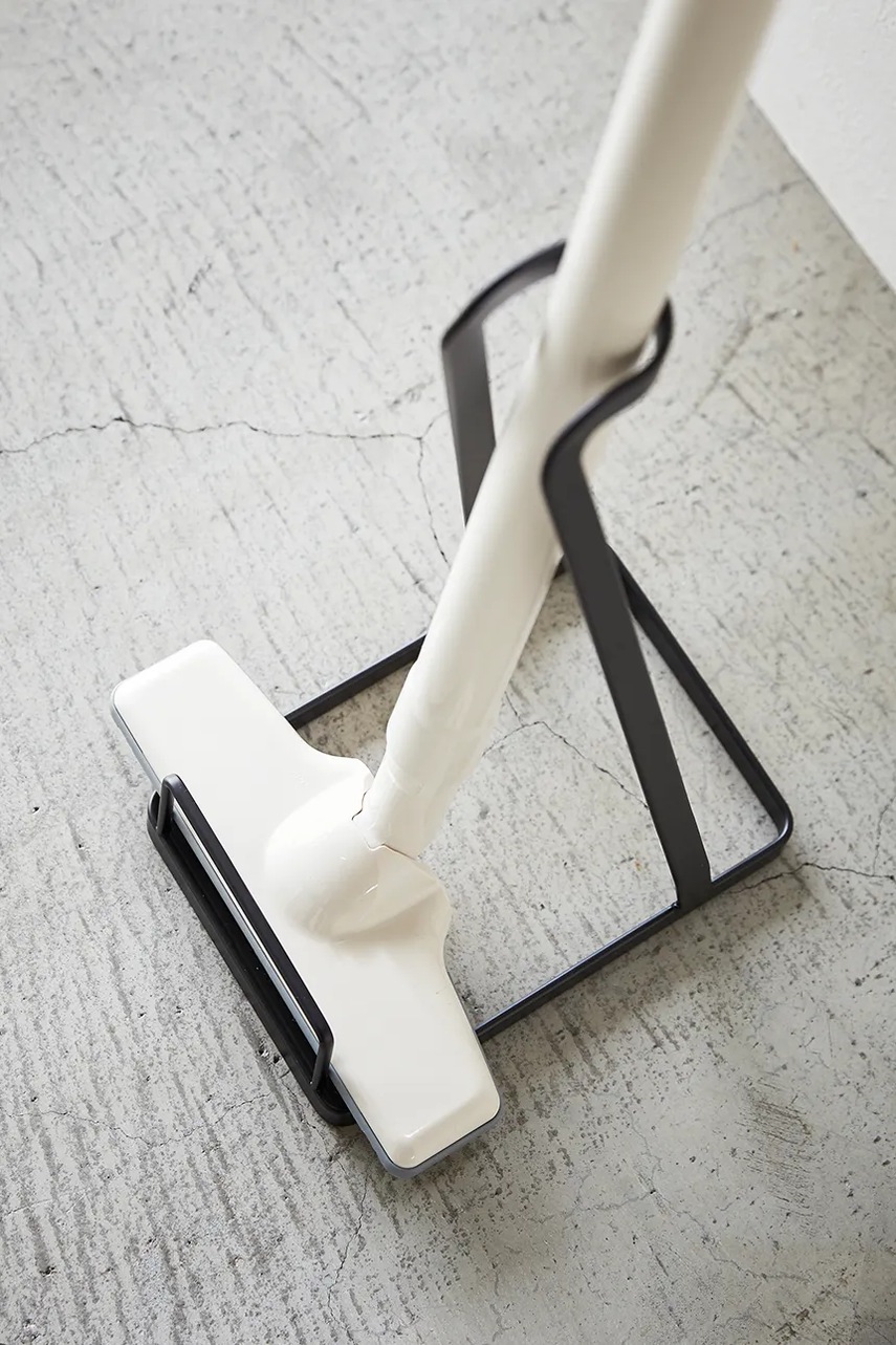 Βάση για ηλεκτρική σκούπα Yamazaki Tower χρώμα μαύρο φωτογραφία