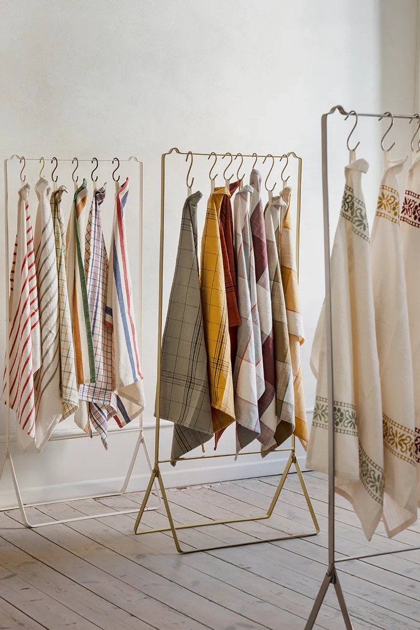 Вешалка для верхней одежды Madam Stoltz 51 x 25 x 122 cm цвет бежевый