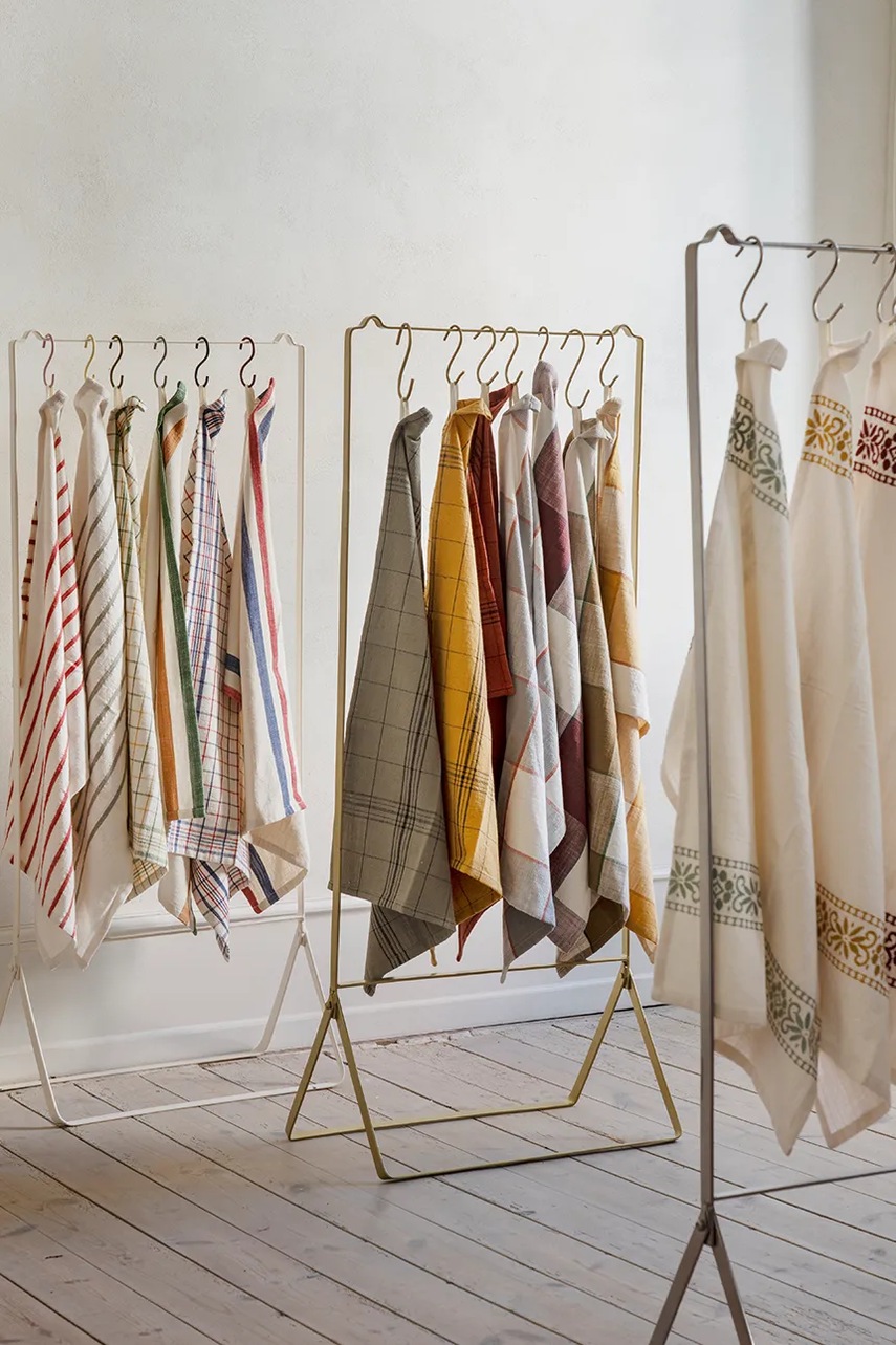 Věšák na šaty Madam Stoltz 51 x 25 x 122 cm