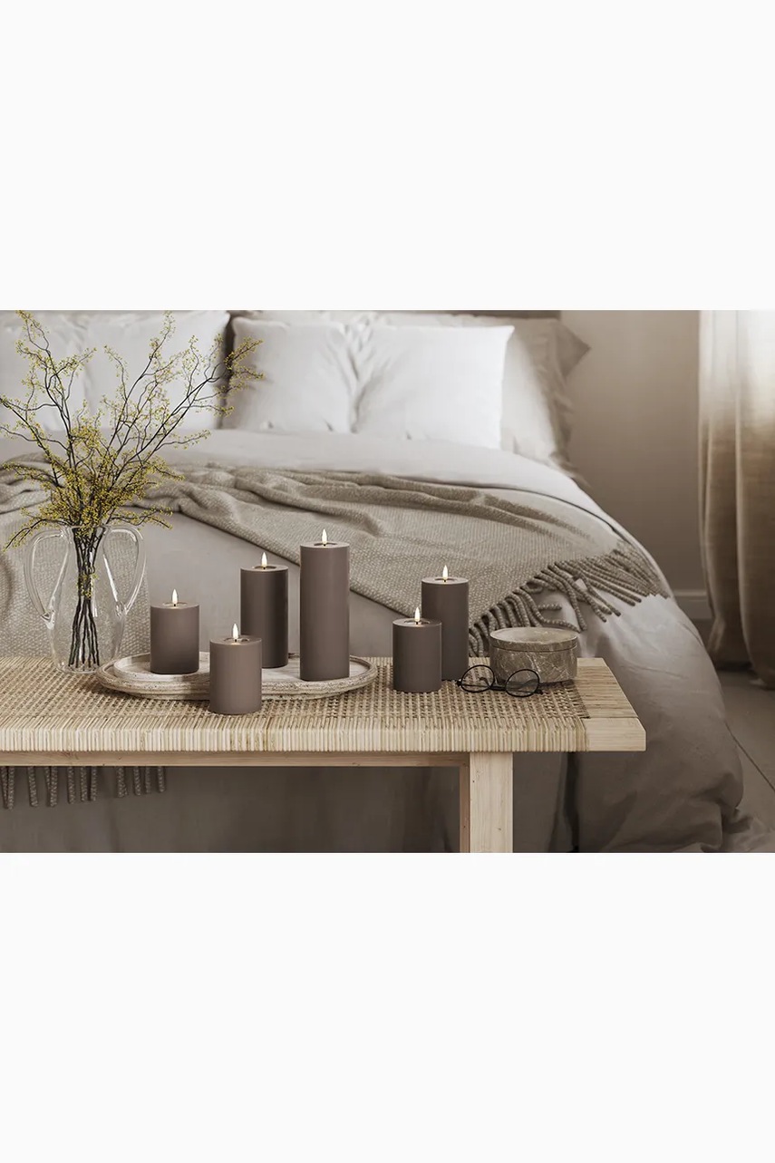 LED svíčka Deluxe Homeart Mokka Bloklys 7,5 x 12,5 cm (obrázek 4)