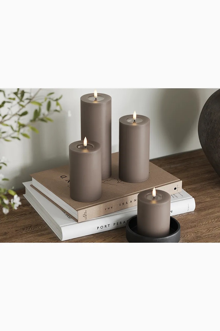 LED svíčka Deluxe Homeart Mokka Bloklys 7,5 x 20 cm (obrázek 3)