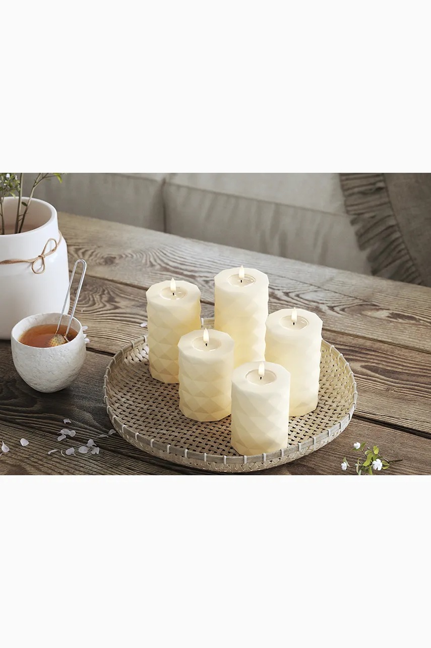 LED svíčka Deluxe Homeart Square Bloklys 7,5 x 15 cm (obrázek 3)