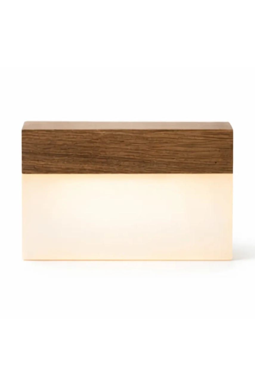 E-shop Gingko Design lampička LED z ořechového dřeva 8 x 2,5 x 6,6 cm