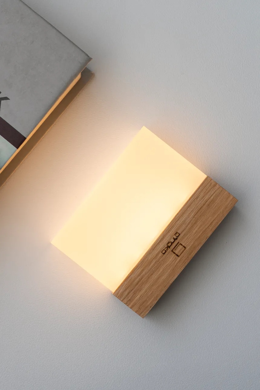 Gingko Design λαμπτήρας LED από ξύλο καρυδιάς 8 x 2,5 x 6,6 cm