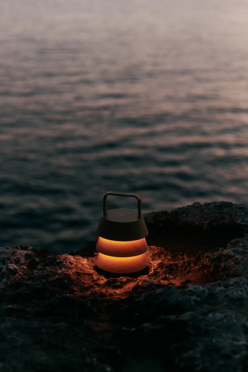 Επιτραπέζια λάμπα χωρίς καλώδιο ferm LIVING Luver x Utzon χρώμα: μπεζ φωτογραφία