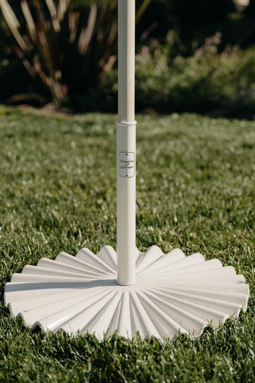 Βάση ομπρέλας κήπου Business & Pleasure Co. Clamshell Base 25 kg χρώμα: άσπρο φωτογραφία