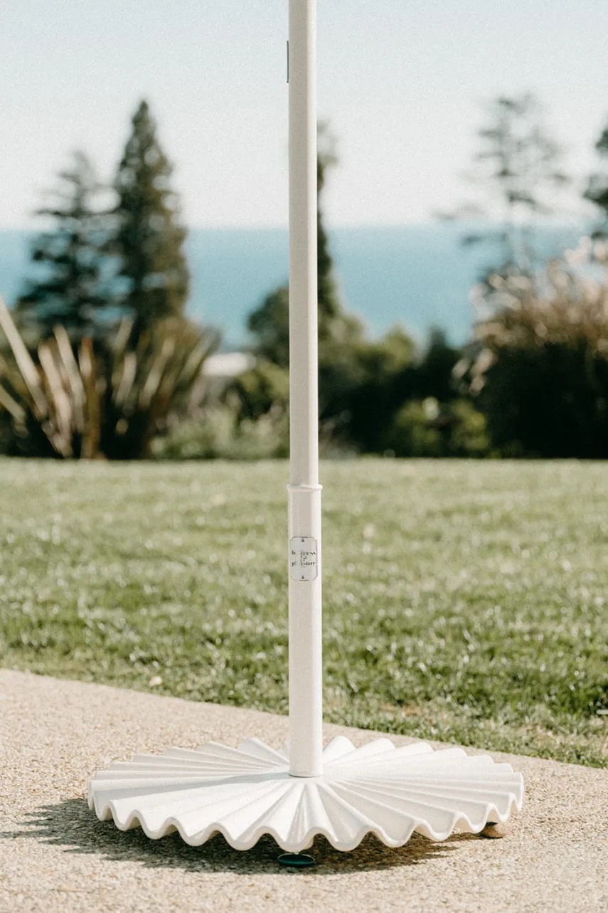 Βάση ομπρέλας κήπου Business & Pleasure Co. Clamshell Base 25 kg χρώμα: άσπρο φωτογραφία