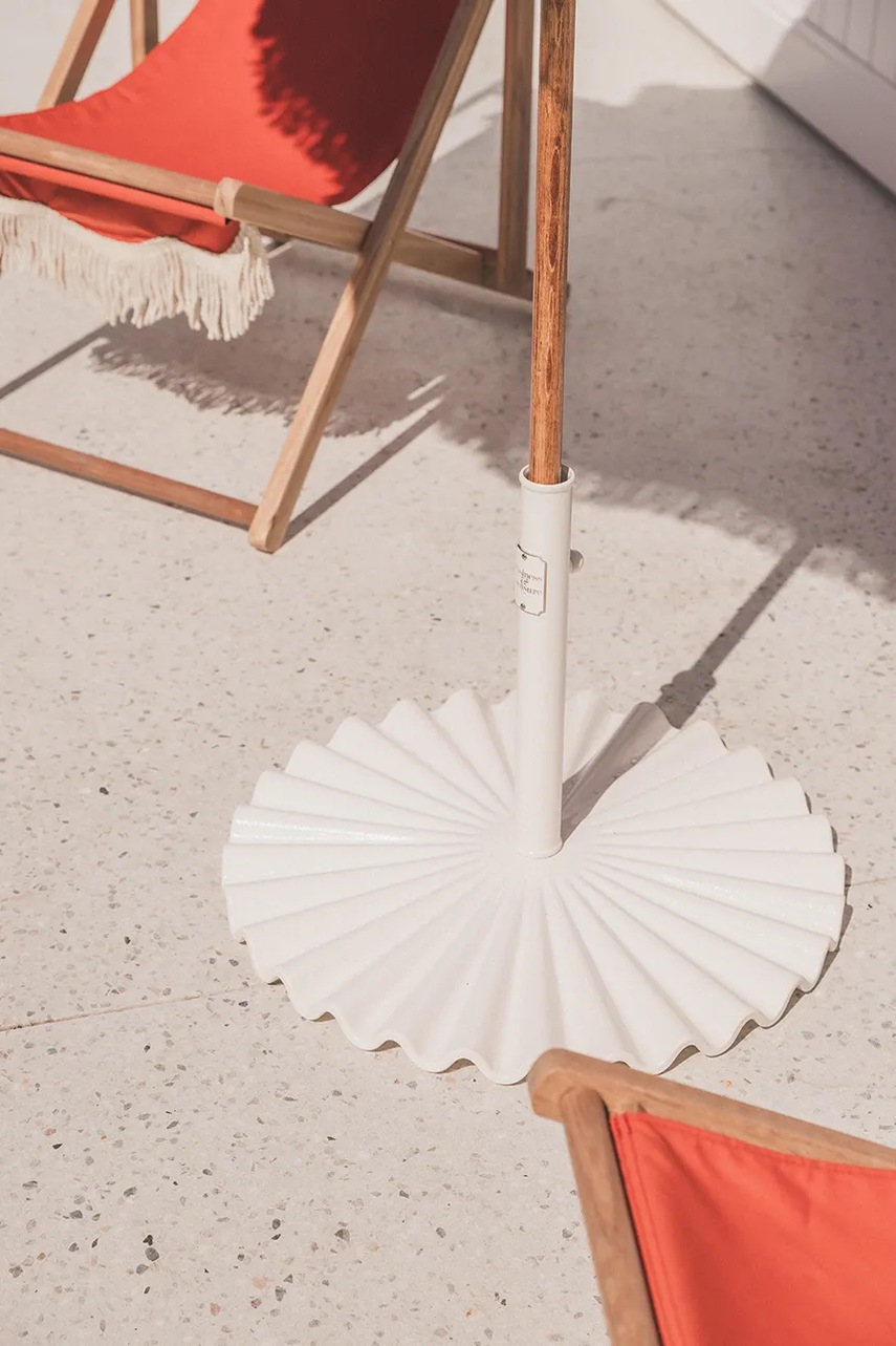 Βάση ομπρέλας κήπου Business & Pleasure Co. Clamshell Base 25 kg χρώμα: άσπρο φωτογραφία