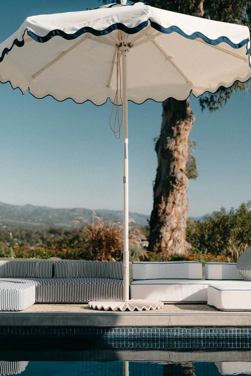 Βάση ομπρέλας κήπου Business & Pleasure Co. Clamshell Base 40 kg χρώμα: άσπρο φωτογραφία