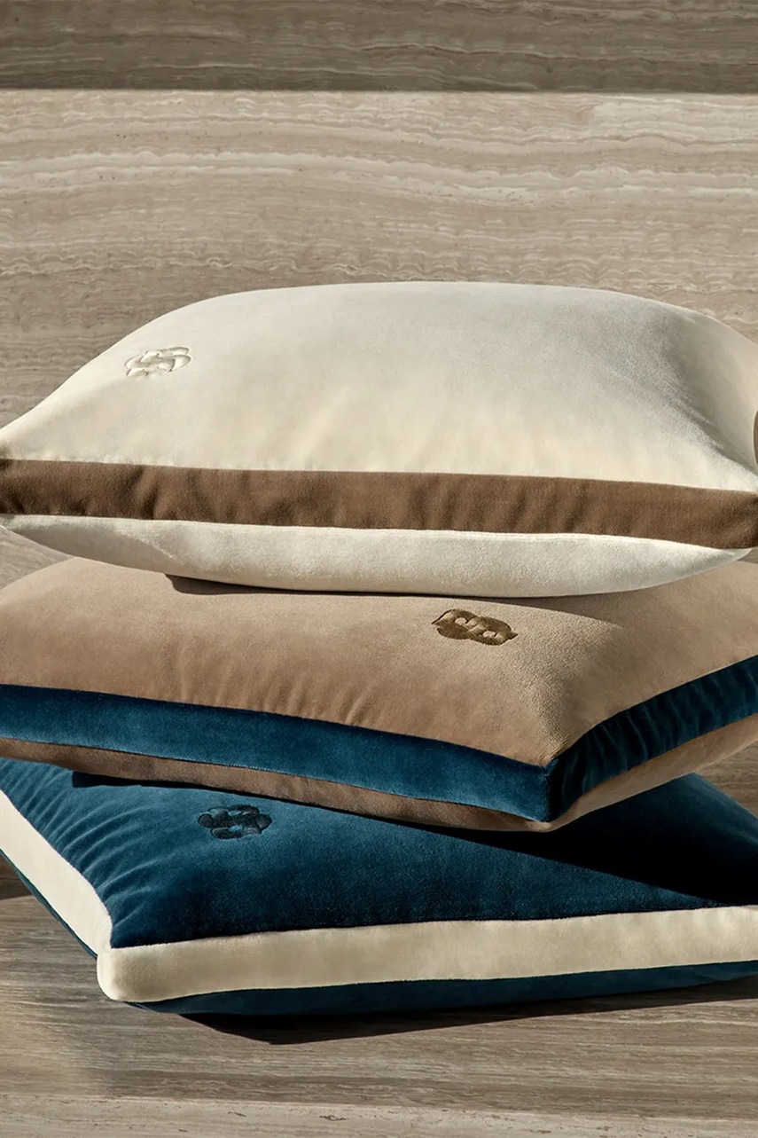 Μαξιλαροθήκη από βαμβάκι BOSS BVELVET Almond 43 x 43 cm χρώμα: μπεζ φωτογραφία