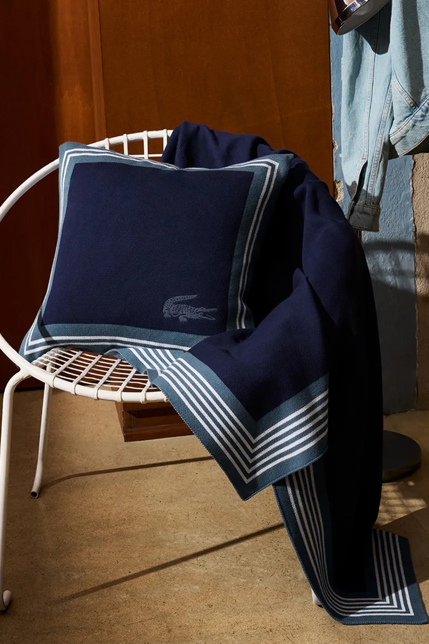 Βαμβακερή μαξιλαροθήκη Lacoste L FRAME Marine 45 x 45 cm χρώμα: ναυτικό μπλε φωτογραφία