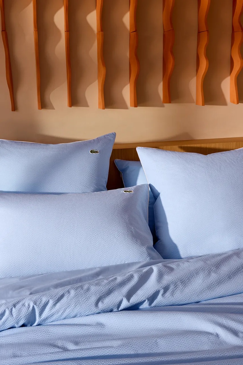 Βαμβακερή μαξιλαροθήκη Lacoste LTAMIS Sky 65 x 65 cm χρώμα: μπλε φωτογραφία