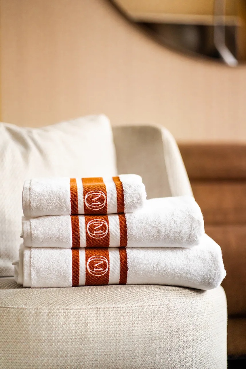 Μεσαία βαμβακερή πετσέτα Officine Monogram Monogram Linea 50 x 100 cm χρώμα: καφέ φωτογραφία