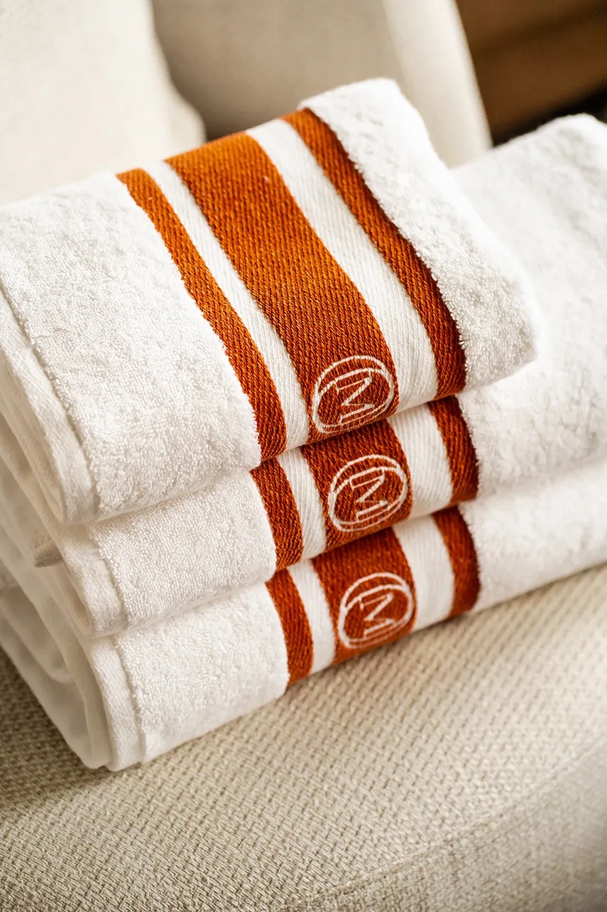 Μεσαία βαμβακερή πετσέτα Officine Monogram Monogram Linea 50 x 100 cm χρώμα: καφέ φωτογραφία