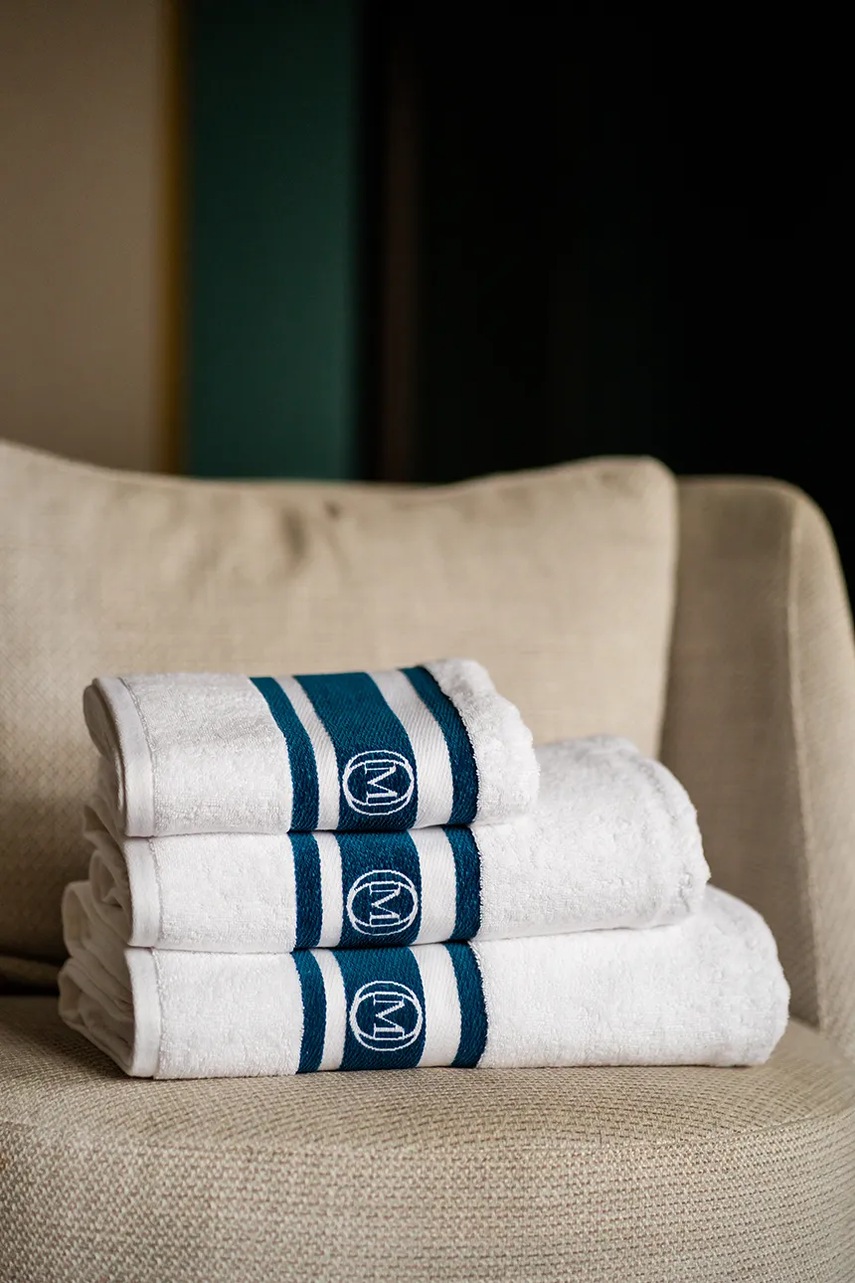 Μεγάλη βαμβακερή πετσέτα Officine Monogram Monogram Linea 70 x 140 cm χρώμα: τιρκουάζ φωτογραφία