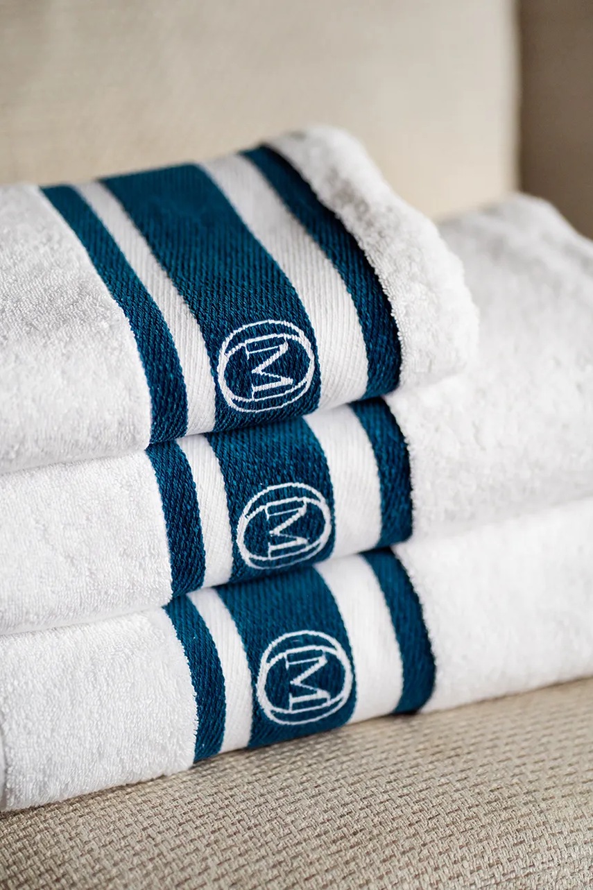 Μεγάλη βαμβακερή πετσέτα Officine Monogram Monogram Linea 70 x 140 cm χρώμα: τιρκουάζ φωτογραφία