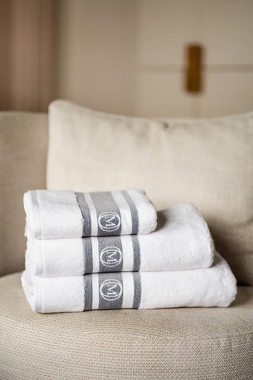 Μεγάλη βαμβακερή πετσέτα Officine Monogram Monogram Linea 100 x 160 cm χρώμα: γκρι φωτογραφία
