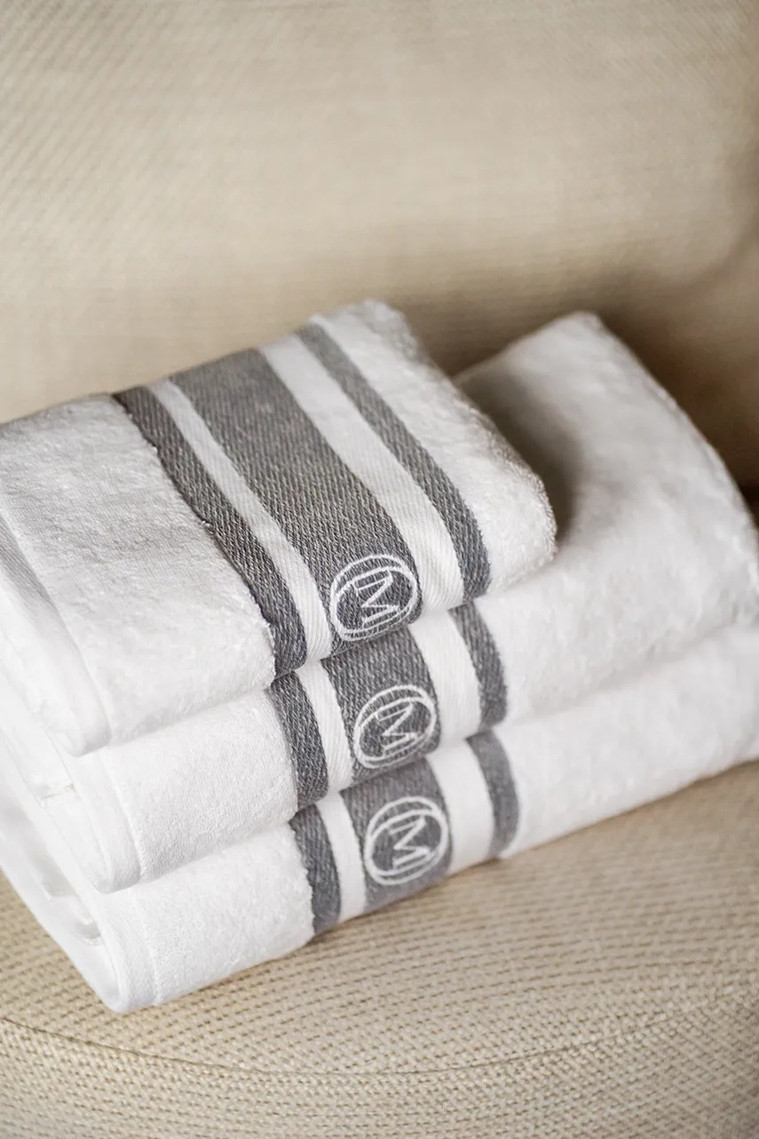 Μεγάλη βαμβακερή πετσέτα Officine Monogram Monogram Linea 100 x 160 cm χρώμα: γκρι φωτογραφία