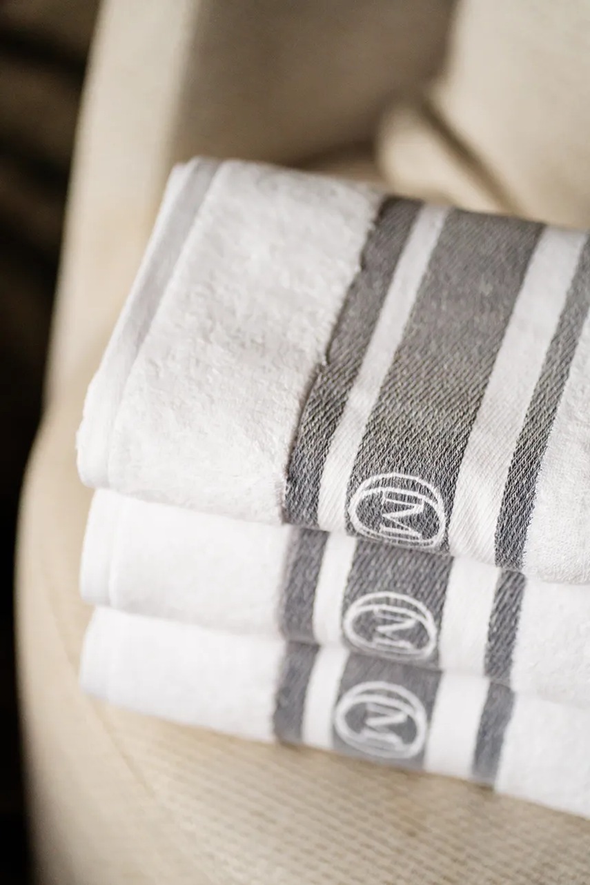 Μεγάλη βαμβακερή πετσέτα Officine Monogram Monogram Linea 100 x 160 cm χρώμα: γκρι φωτογραφία