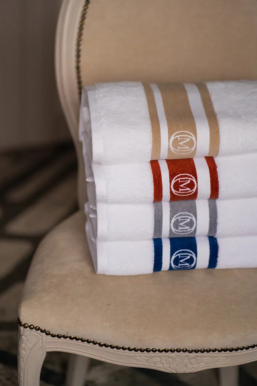 Μεγάλη βαμβακερή πετσέτα Officine Monogram Monogram Linea 100 x 160 cm χρώμα: τιρκουάζ φωτογραφία