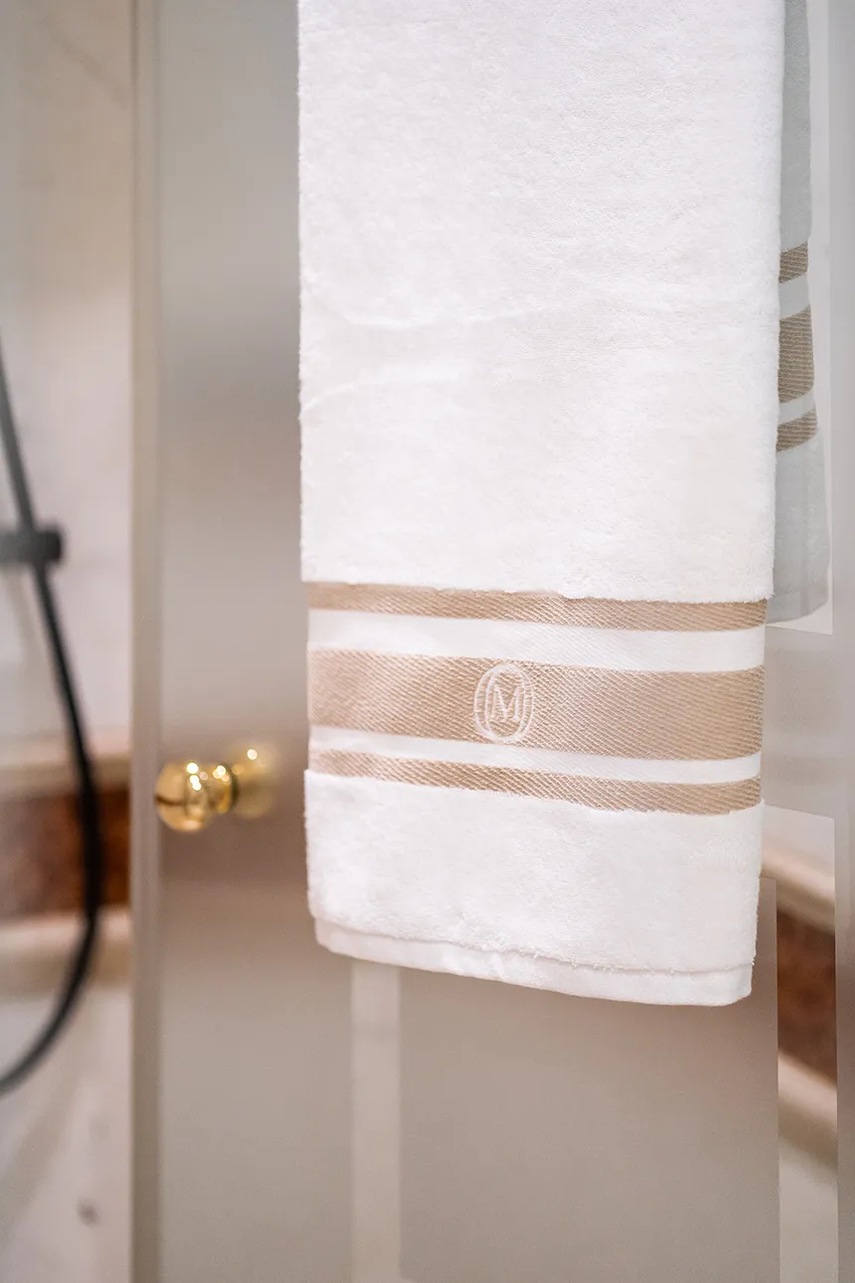 Μεσαία βαμβακερή πετσέτα Officine Monogram Monogram Linea 70 x 140 cm χρώμα: μπεζ φωτογραφία