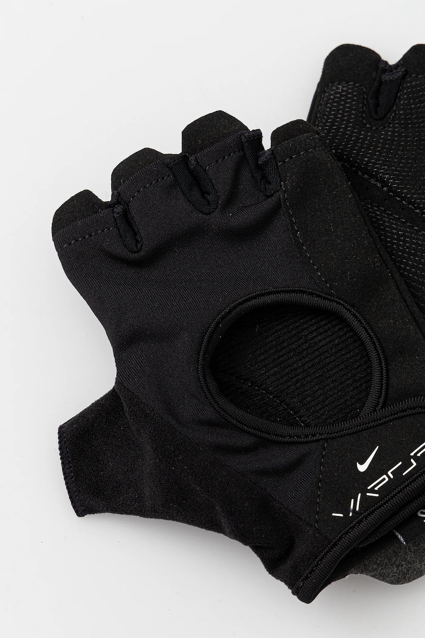 Перчатки Nike цвет чёрный N.101.0673.091 Перчатки Nike цвет чёрный N.101.0673.091