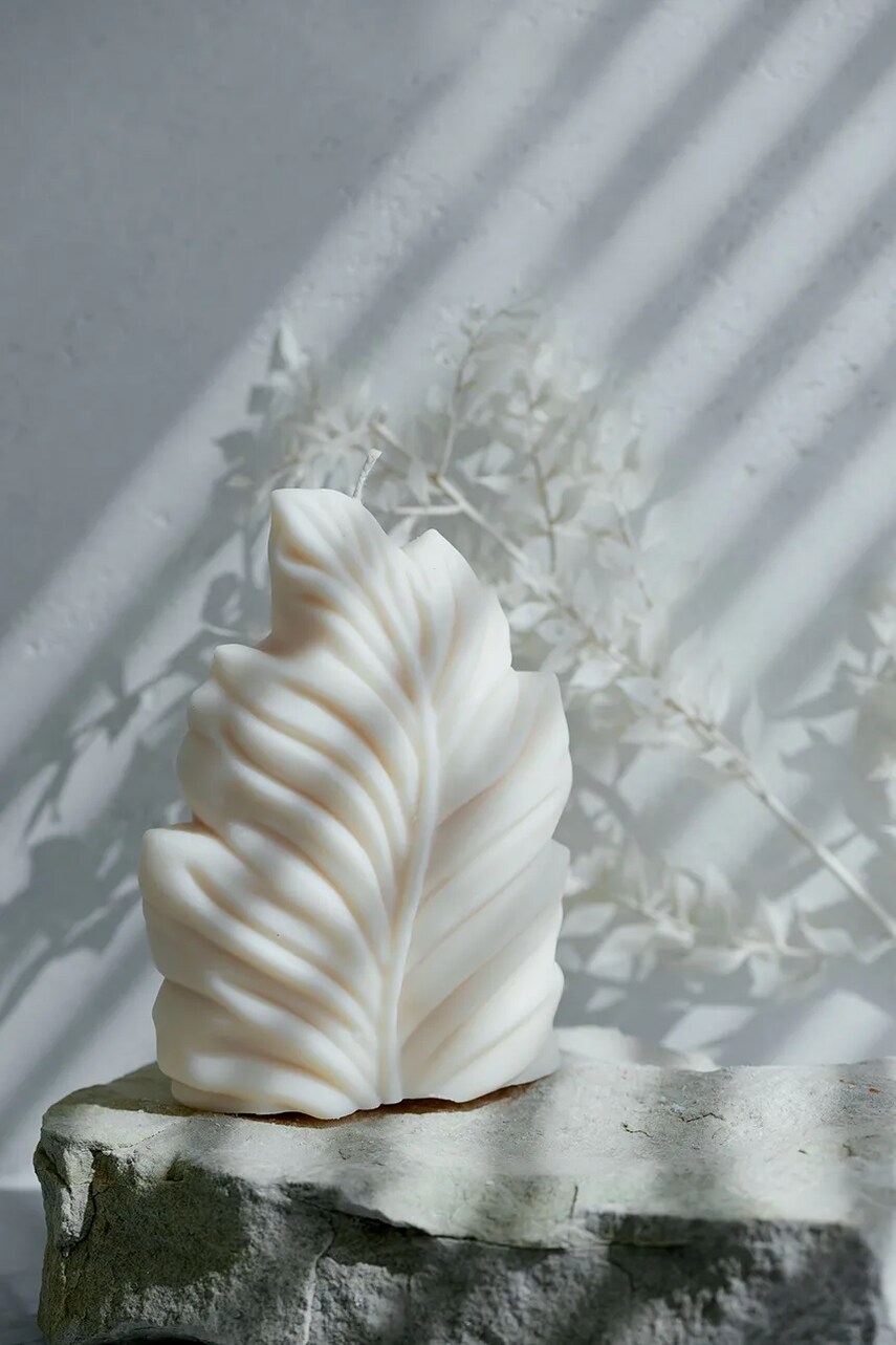 Temida lumânare decorativă Leaf 370 g culoarea bej