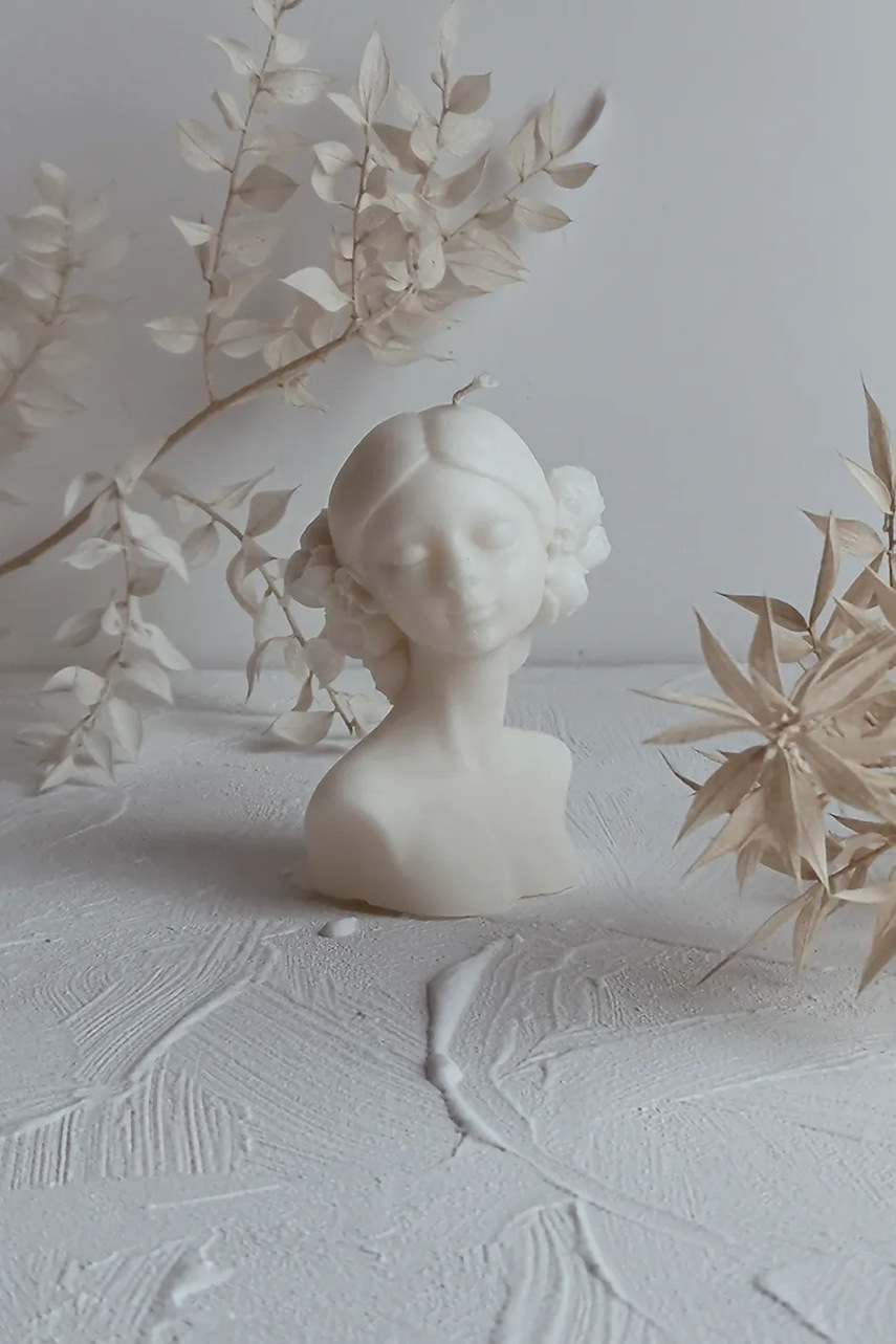 Temida lumânare decorativă She 120 g culoarea bej