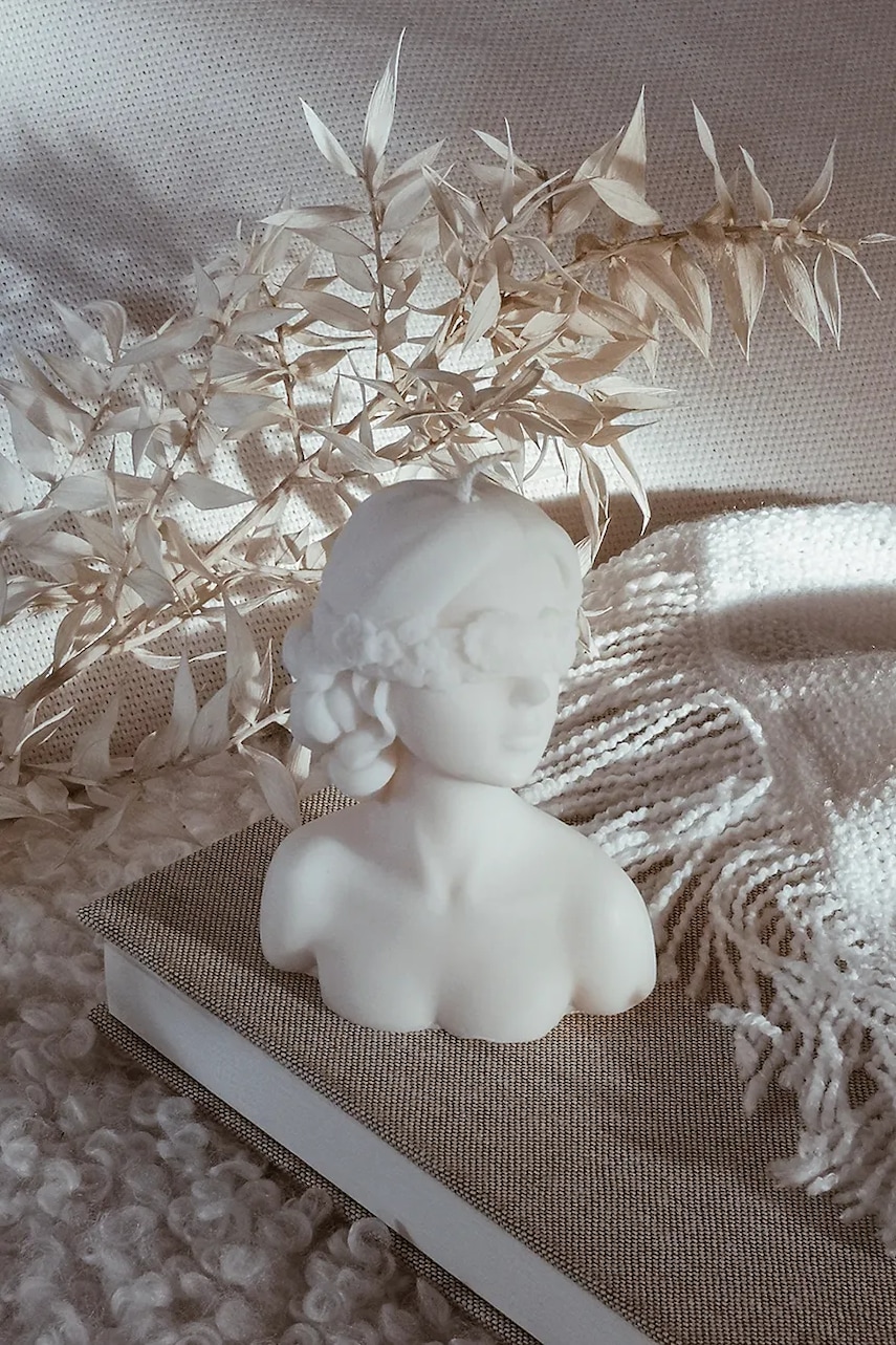 Temida lumânare decorativă Lady 100 g culoarea bej