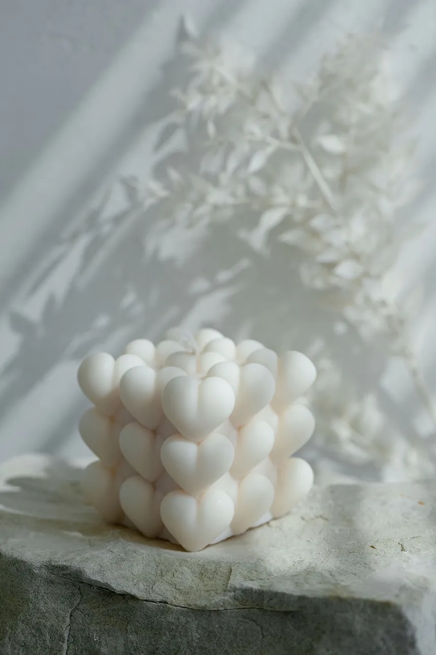 Levně Dekorativní svíčka Temida Heart Cube 145 g béžová barva