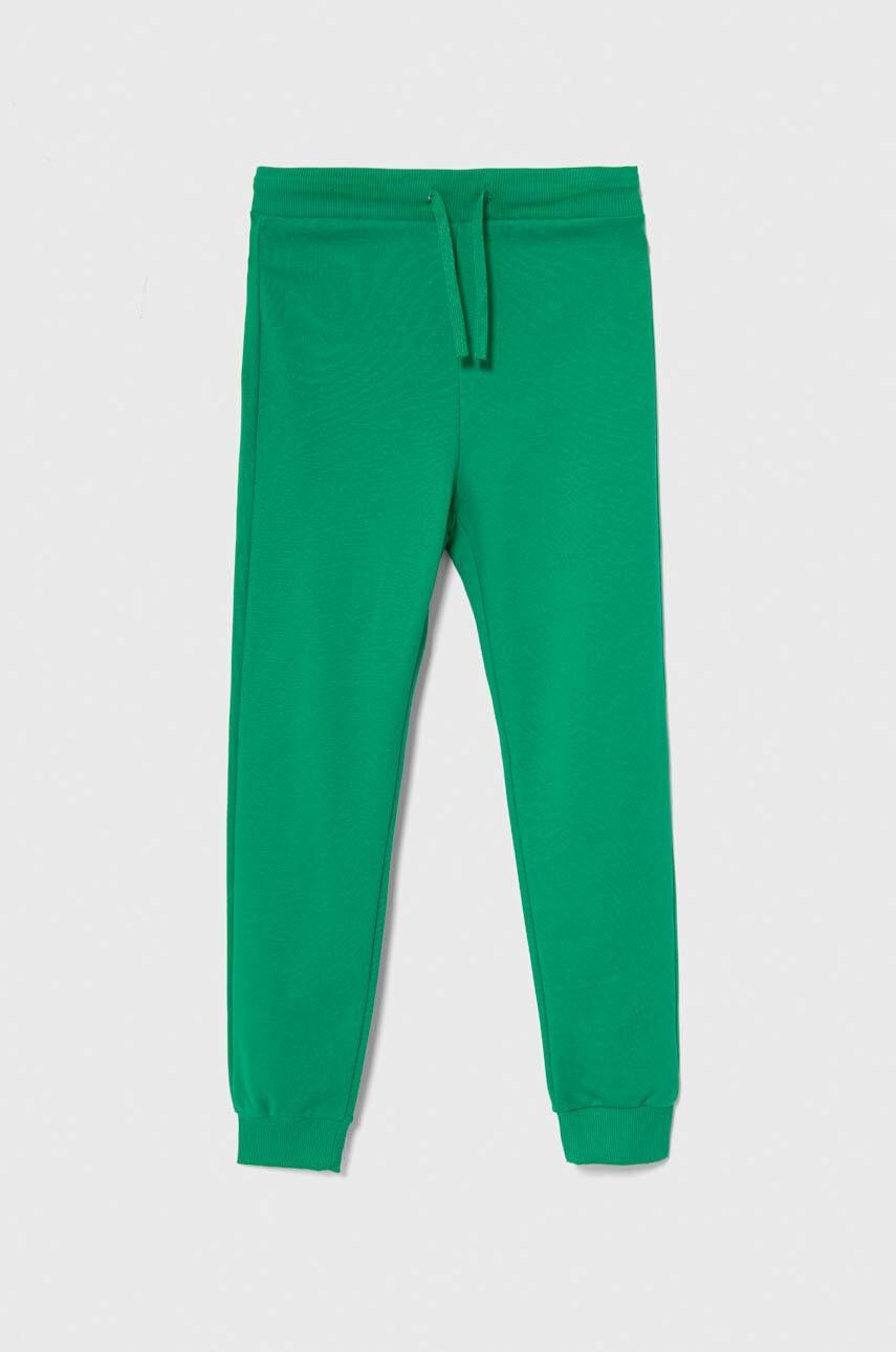 United Colors of Benetton pantaloni de trening din bumbac pentru copii culoarea verde, neted