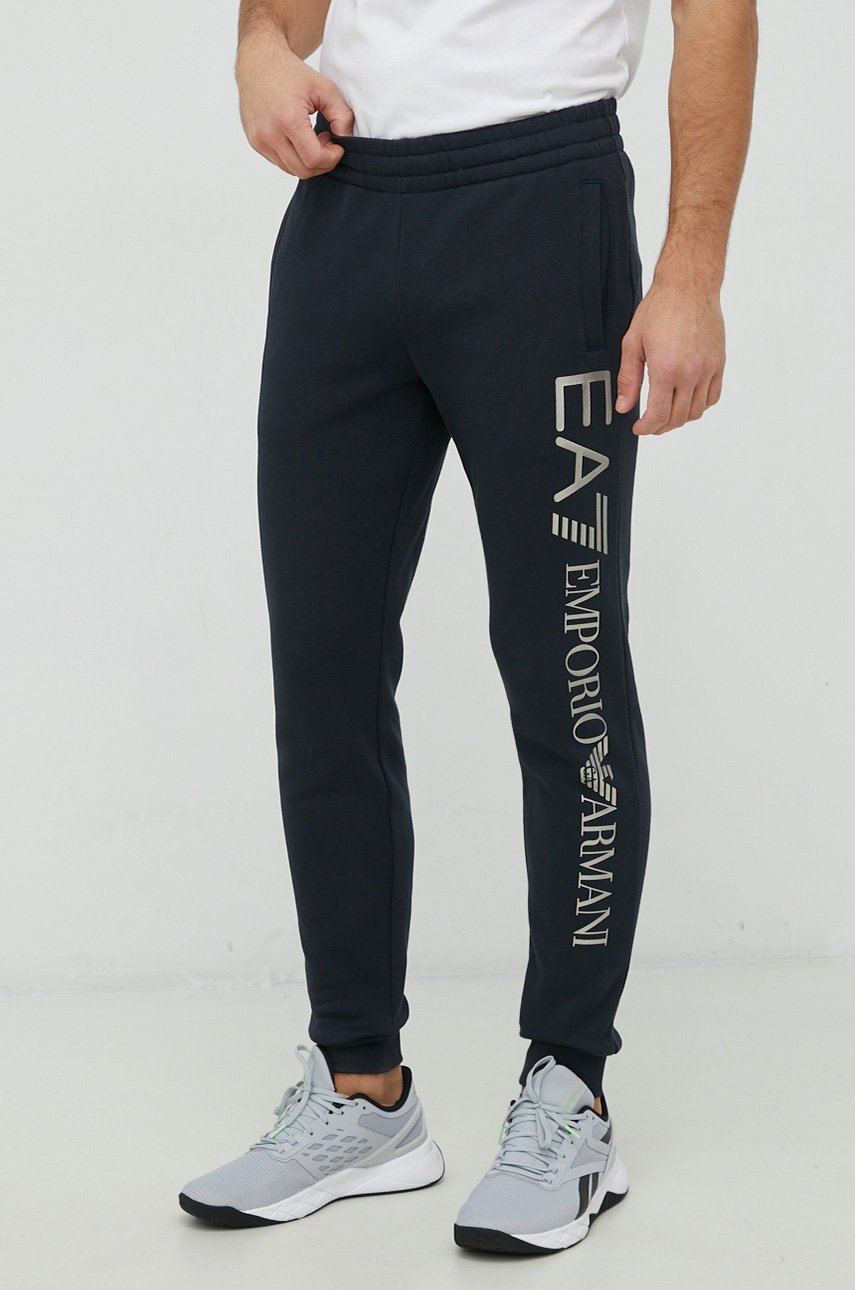 

Панталони EA7 Emporio Armani в тъмносиньо с принт, Тъмносин