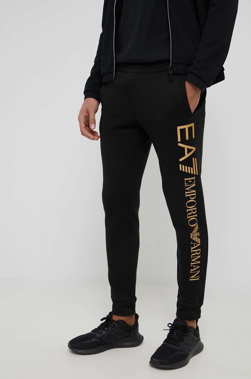 

Брюки EA7 Emporio Armani мужское цвет чёрный с принтом