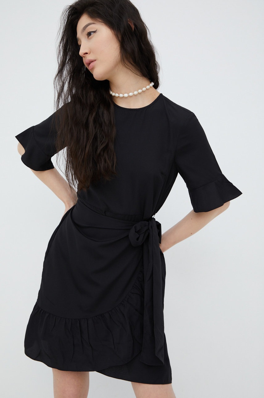 

Рокля Vero Moda в черно къс модел разкроен модел, Черен