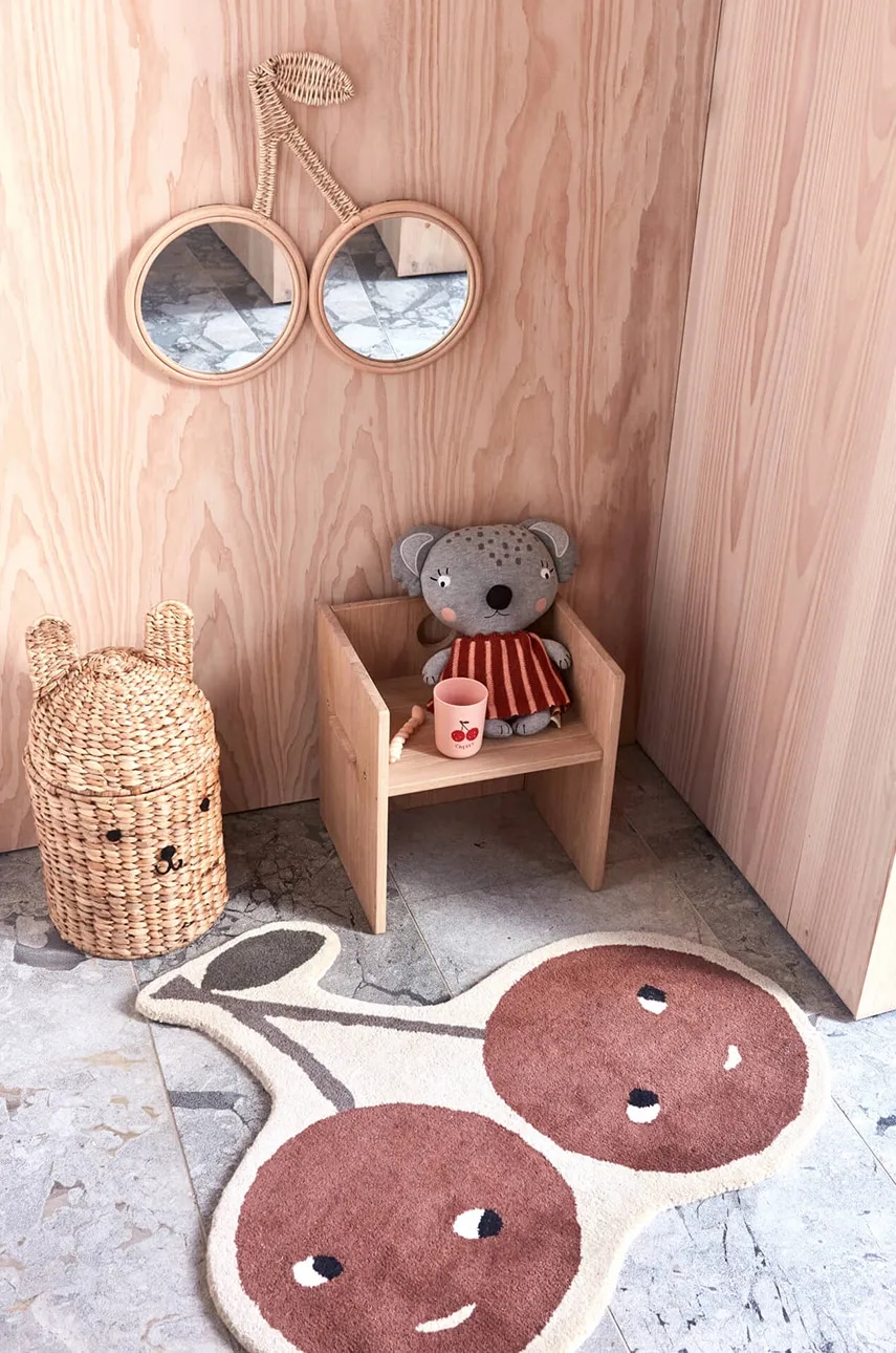 Vlněný koberec OYOY Cherry 86 x 76 cm