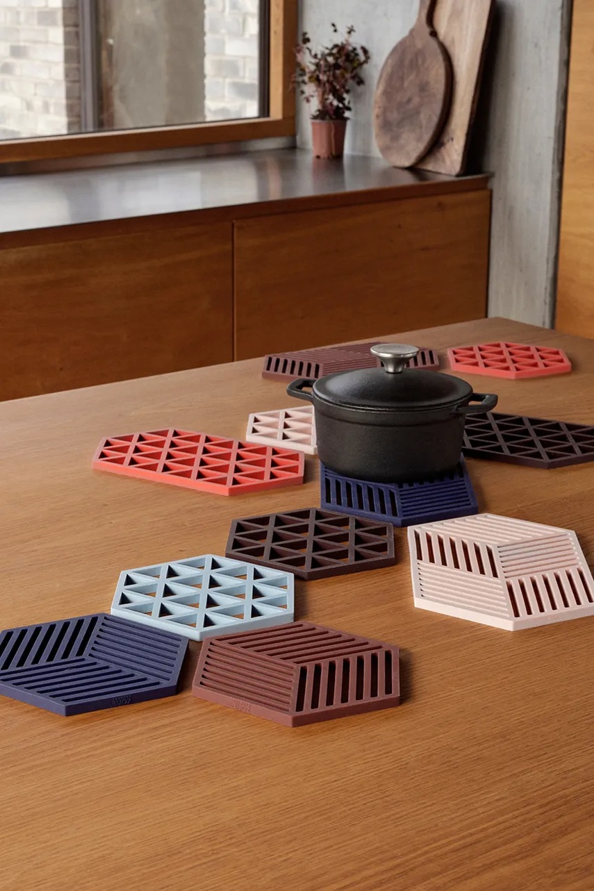 Στήριγμα καυτής κατσαρόλας Zone Denmark Hexagon 24 x 14 cm χρώμα: μπορντό φωτογραφία