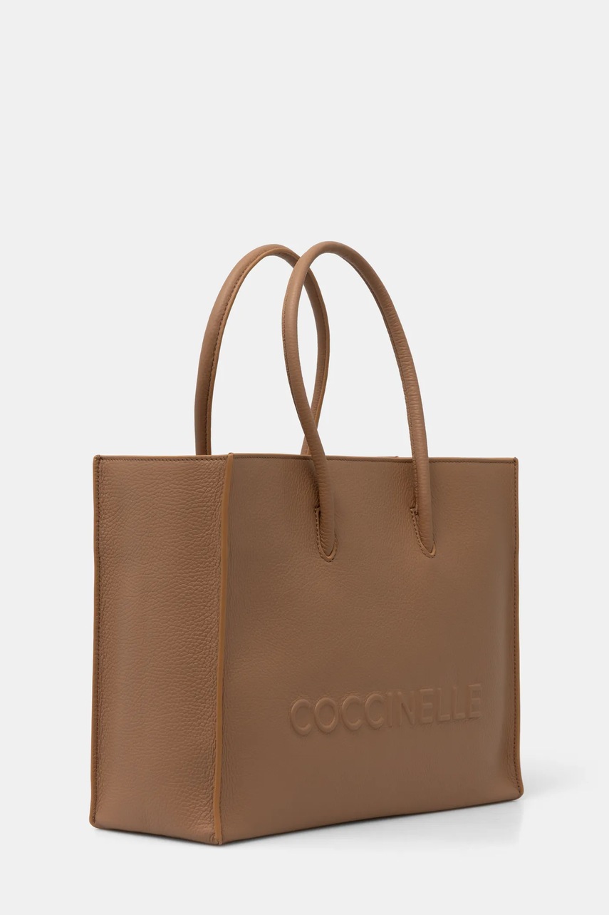 Кожаная сумочка Coccinelle COCCINELLEMYRTHA MAXI LOG цвет бежевый E1 QBB 18 02 01 Кожаная сумочка Coccinelle COCCINELLEMYRTHA MAXI LOG цвет бежевый E1 QBB 18 02 01