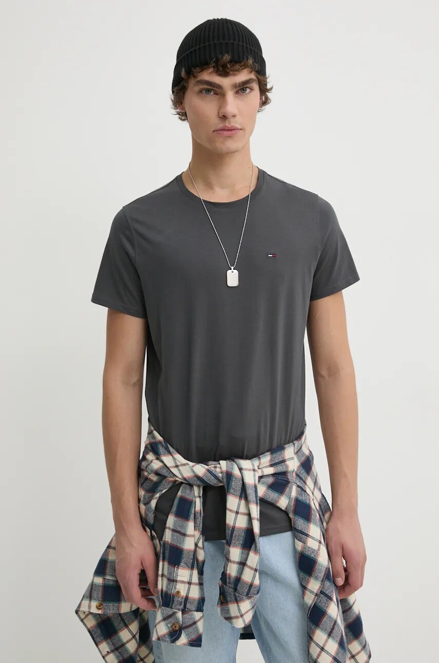 Tommy Jeans tricou din bumbac barbati, culoarea gri, neted, DM0DM04411 Tommy Jeans tricou din bumbac barbati, culoarea gri, neted, DM0DM04411