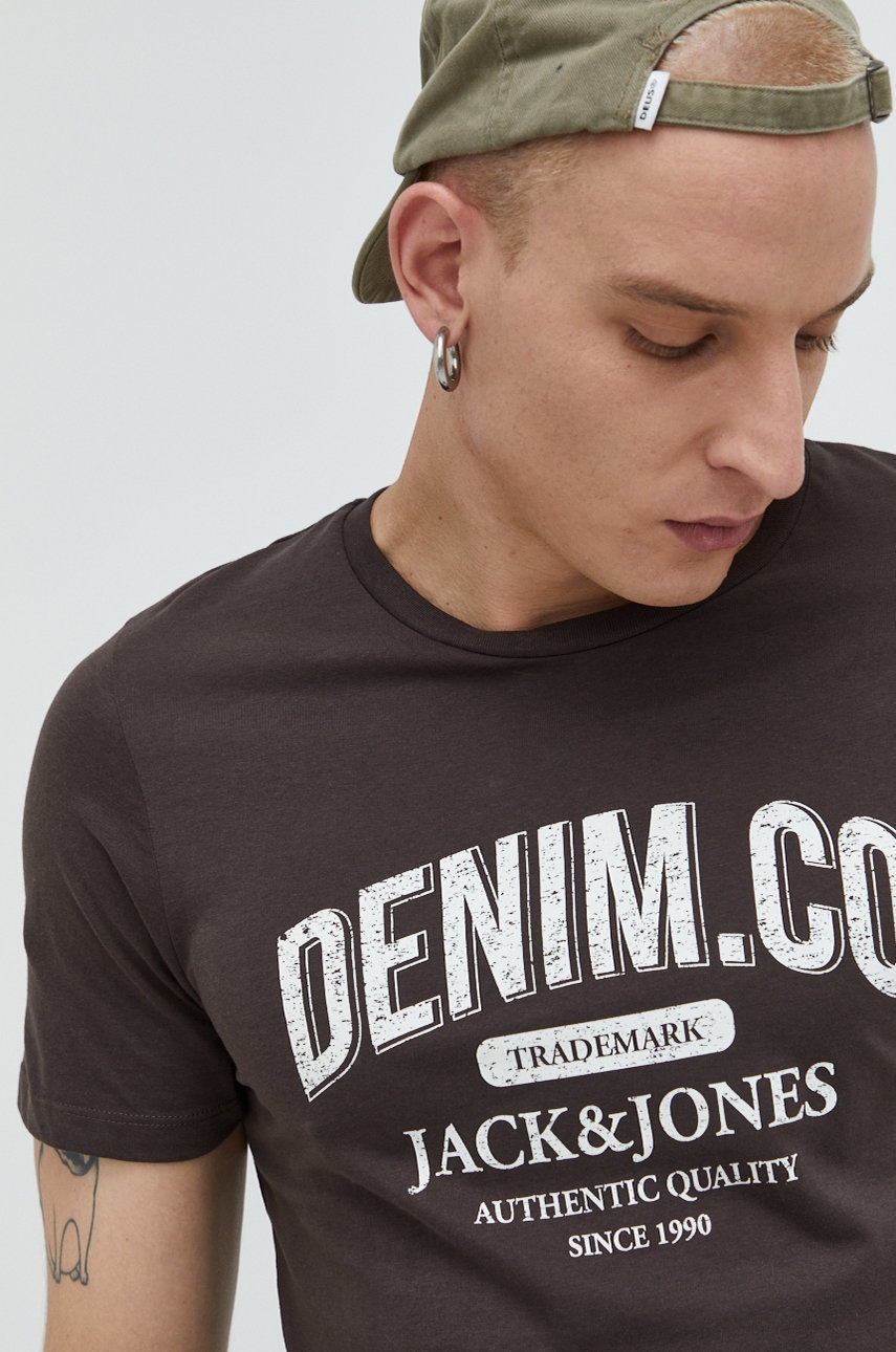 

Памучна тениска Jack & Jones в кафяво с принт, Кафяв