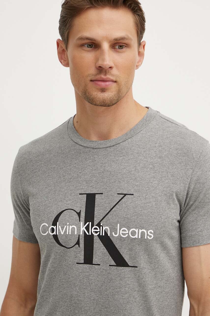 Levně Bavlněné tričko Calvin Klein Jeans šedá barva, s potiskem, J30J320935