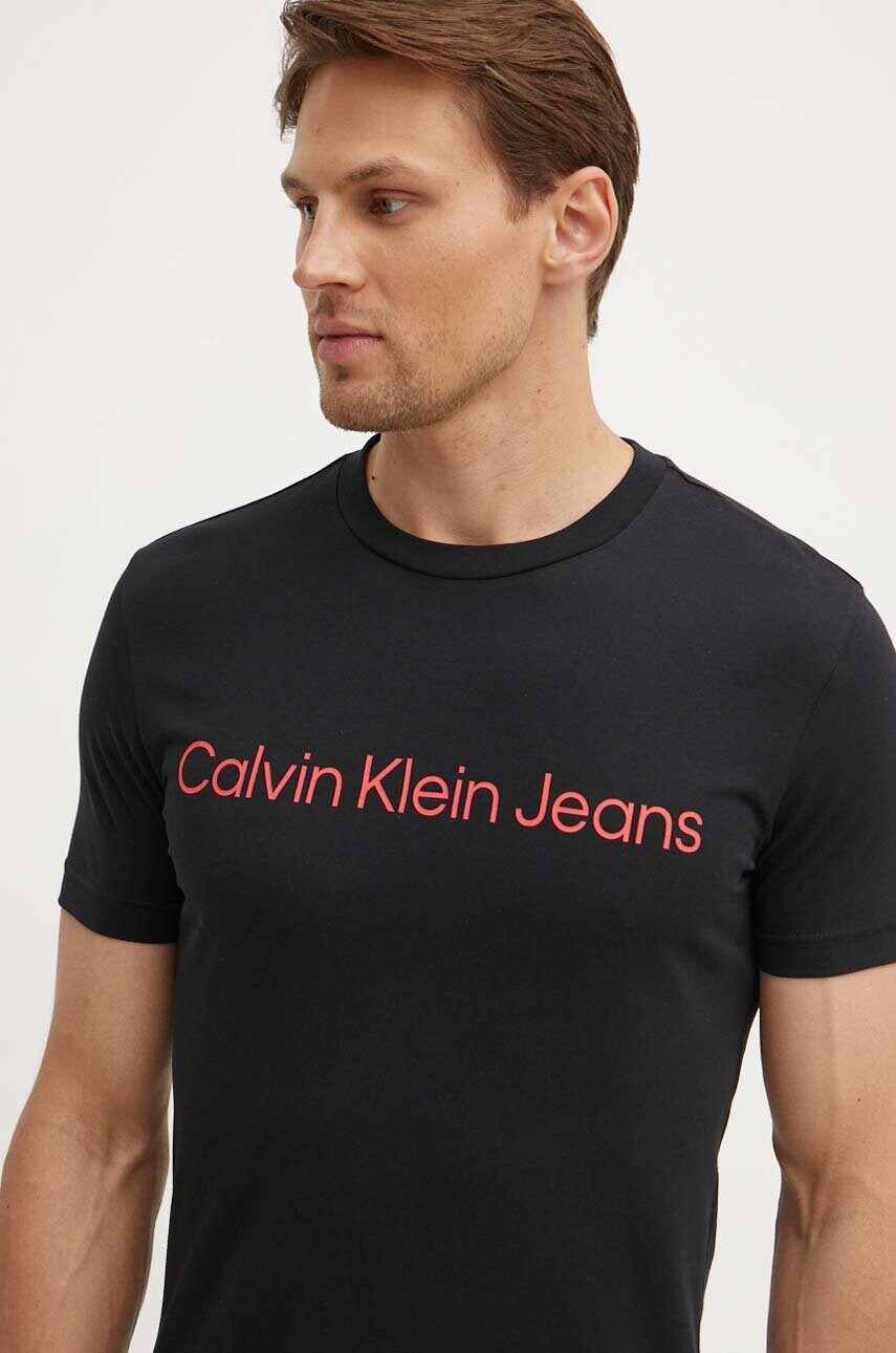 Levně Bavlněné tričko Calvin Klein Jeans s potiskem, J30J322552