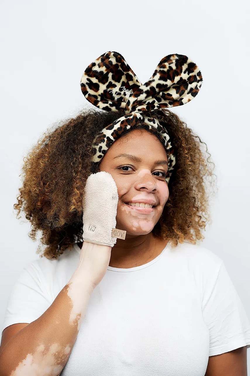 Γάντι για απομάκρυνση μακιγιάζ και καθαρισμό προσώπου μόνο με νερό GLOV ICONIC MITT φωτογραφία