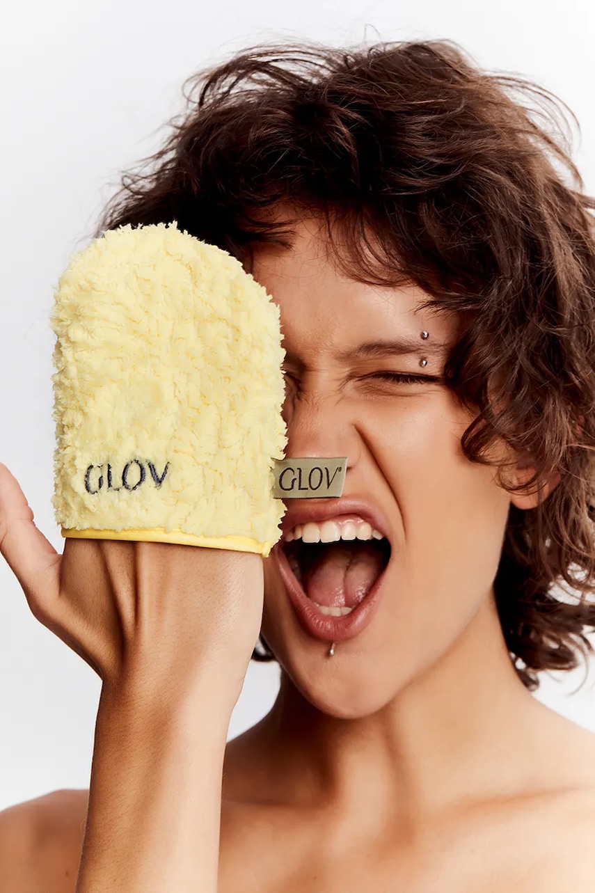 Levně Rukavice na odličování a čištění obličeje pouze pomocí vody GLOV ICONIC MITT 8-pack žlutá barva