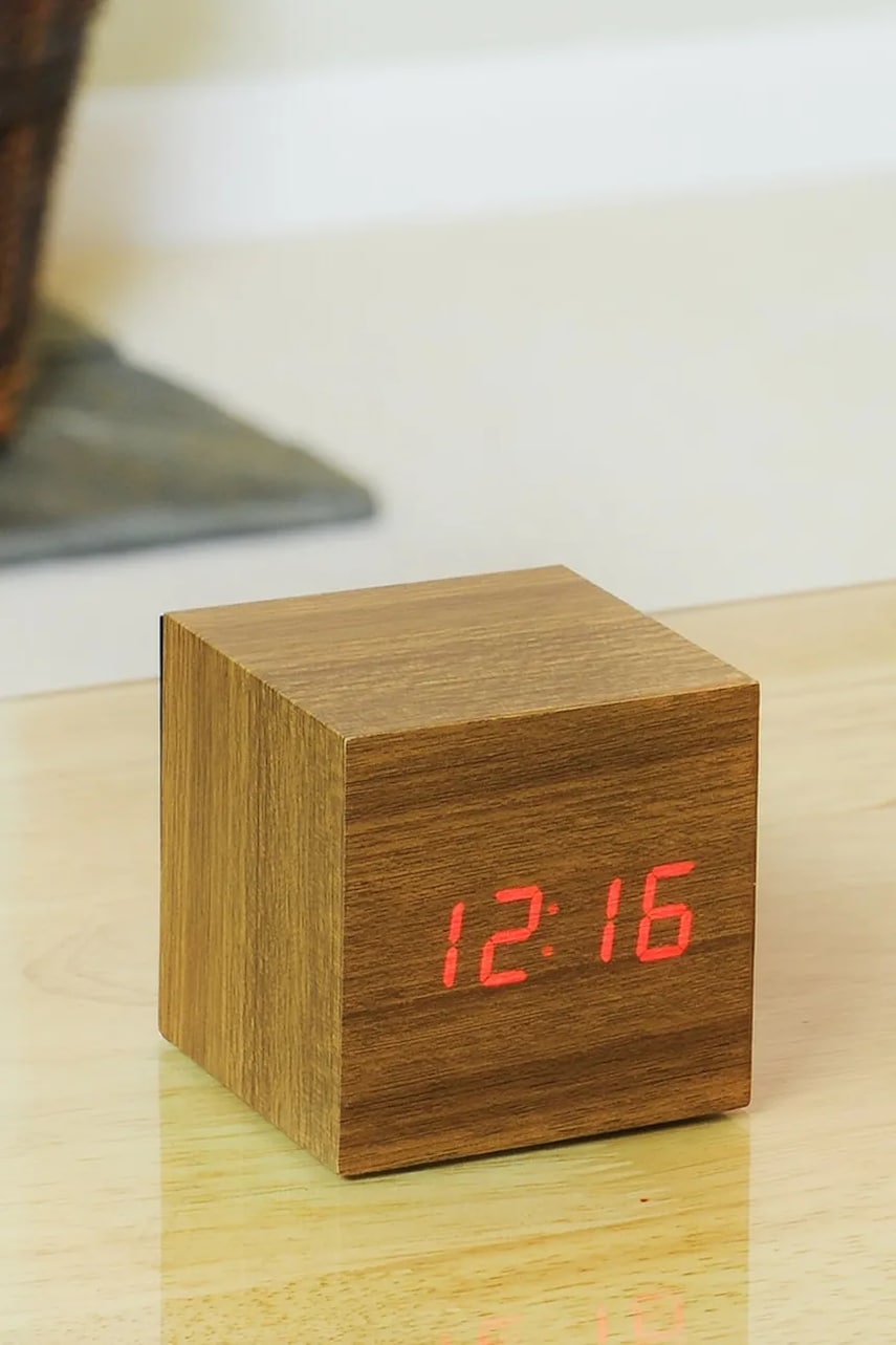 Gingko Design ceas de masă Cube Click Clock culoarea maro Gingko Design ceas de masă Cube Click Clock culoarea maro